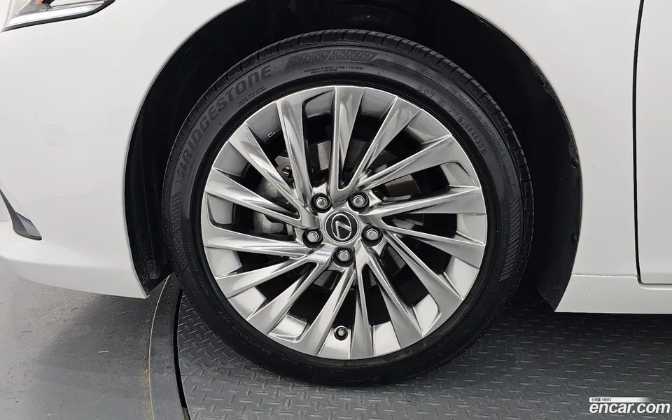 Lexus ES 300h 2023 — миниатюра 5