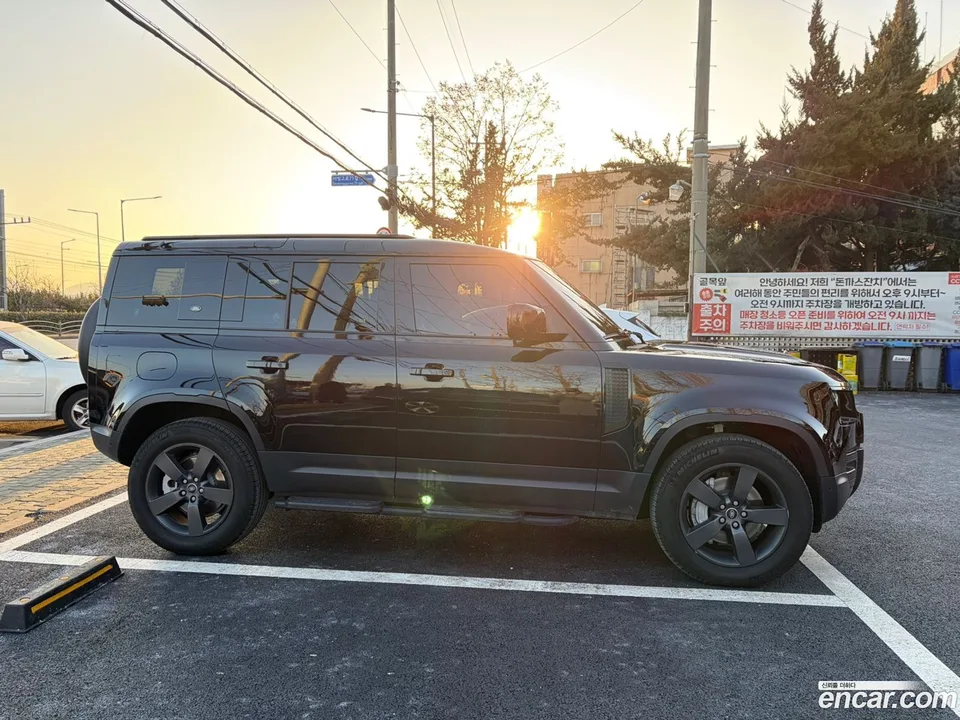Land Rover Defender 110 D300 HSE 2023 — миниатюра 2