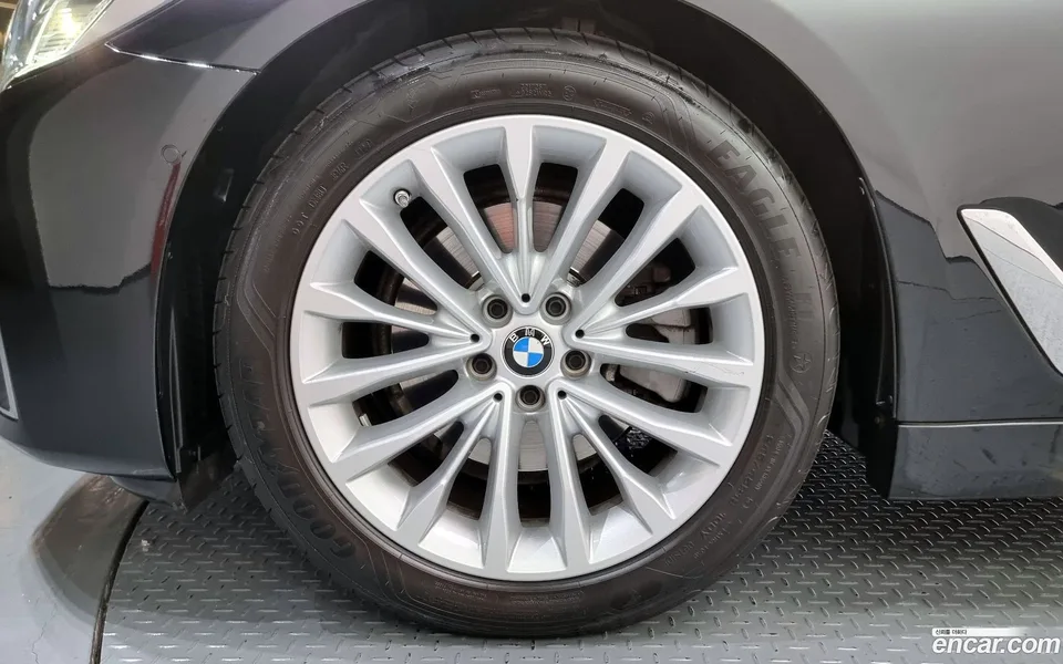BMW 5 Series 520i 2023 — thumbnail 2