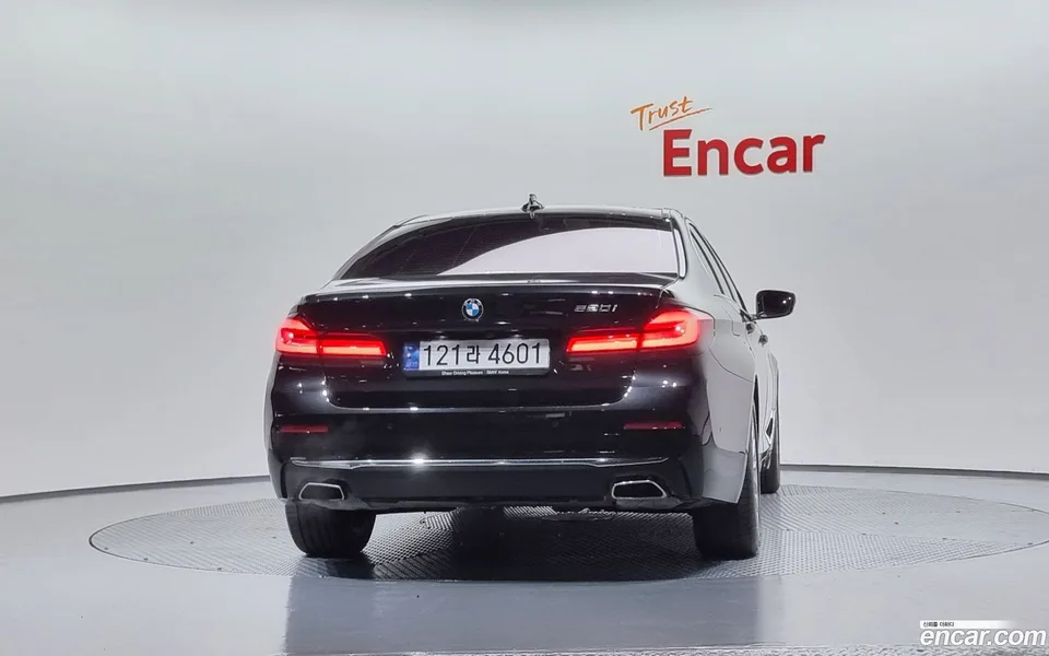 BMW 5 Series 520i 2023 — thumbnail 4