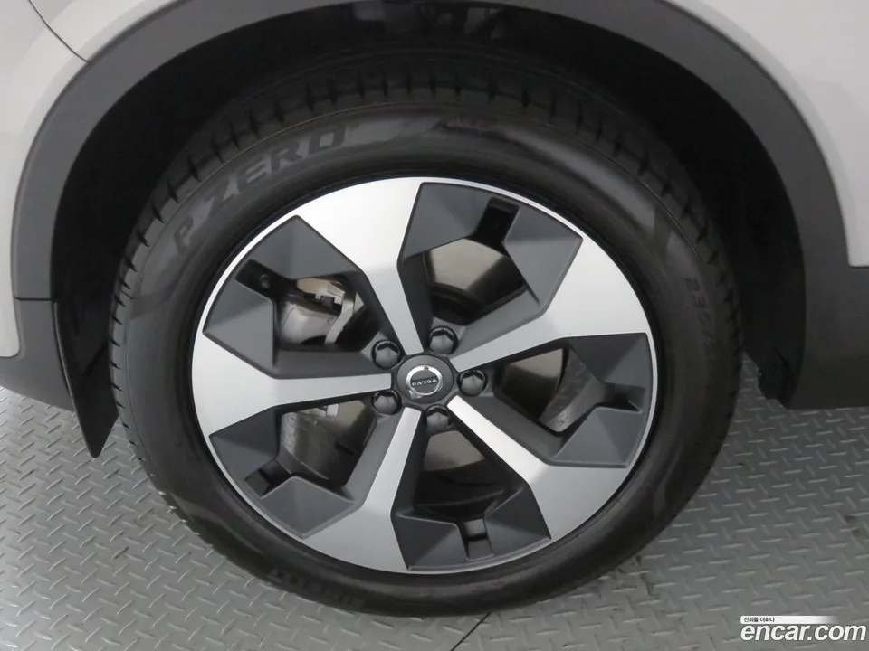 Volvo XC40 B4 2025 — миниатюра 2