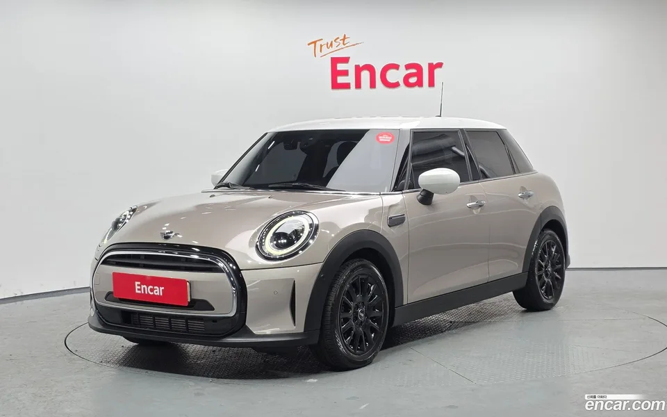MINI Cooper 5 2023 — фото 1, купить с доставкой в Москву