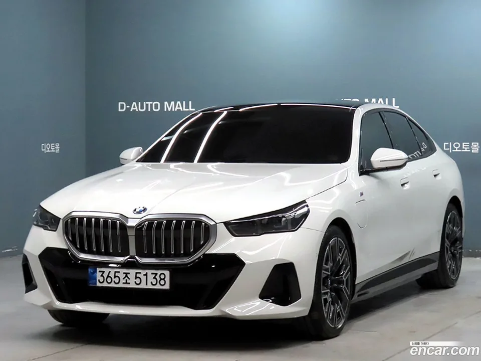BMW 5 Series 530e M 2024 — фото 1, купить с доставкой в Москву