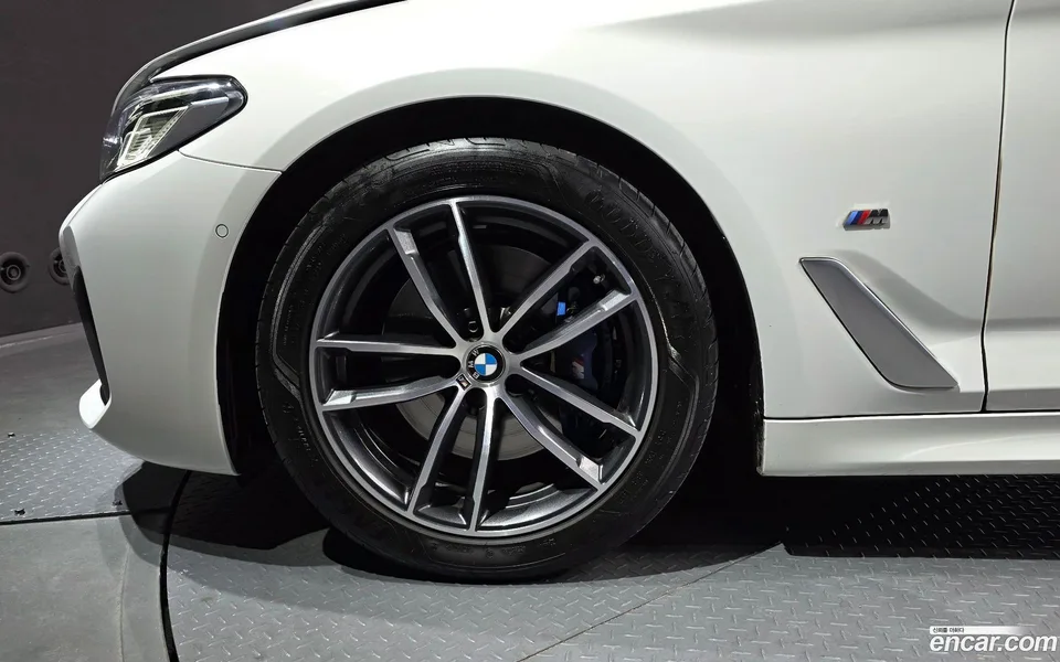 BMW 5 Series 520i M 2022 — миниатюра 2