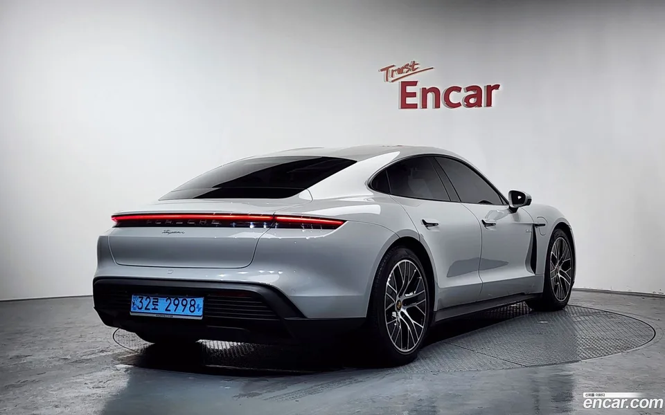 Porsche Taycan 2022 — миниатюра 2