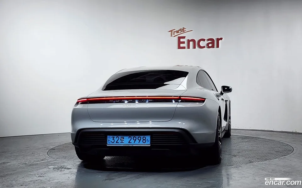 Porsche Taycan 2022 — миниатюра 4