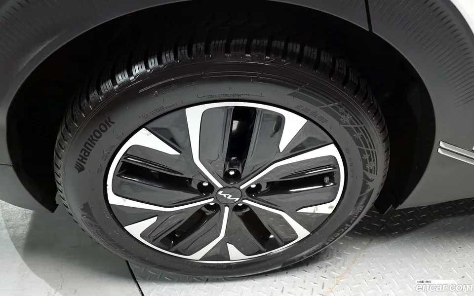 Kia EV6 2023 — миниатюра 2