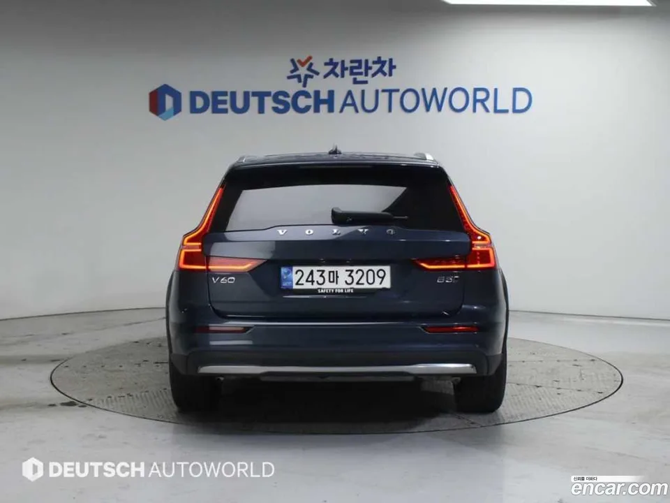 Volvo V60 Cross Country B5 AWD 2022 — миниатюра 4