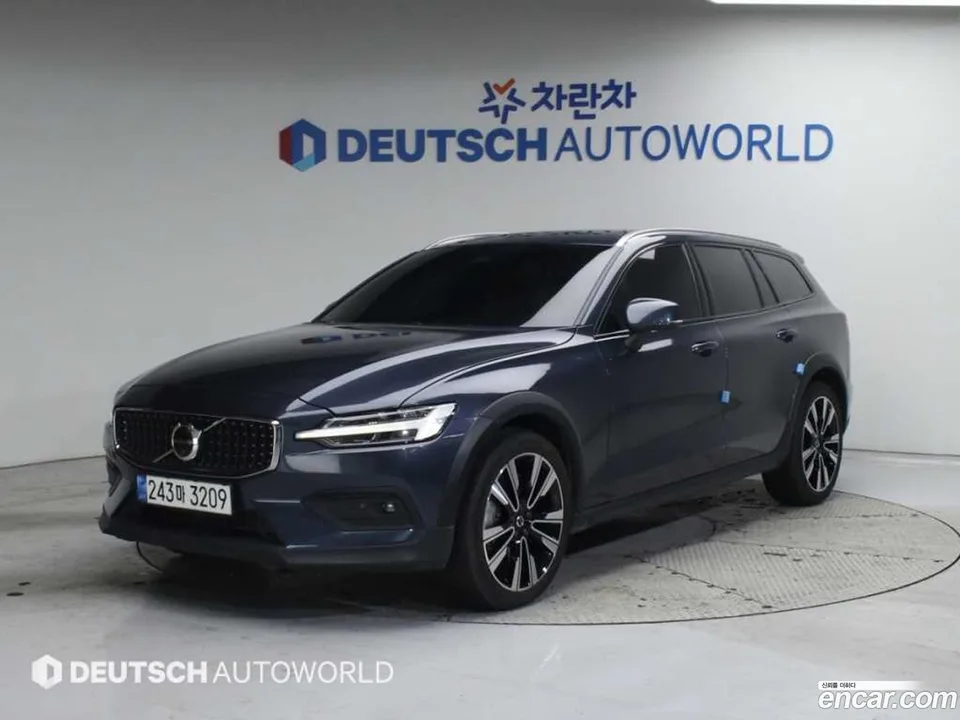 Volvo V60 Cross Country B5 AWD 2022 — фото 1, купить с доставкой в Москву