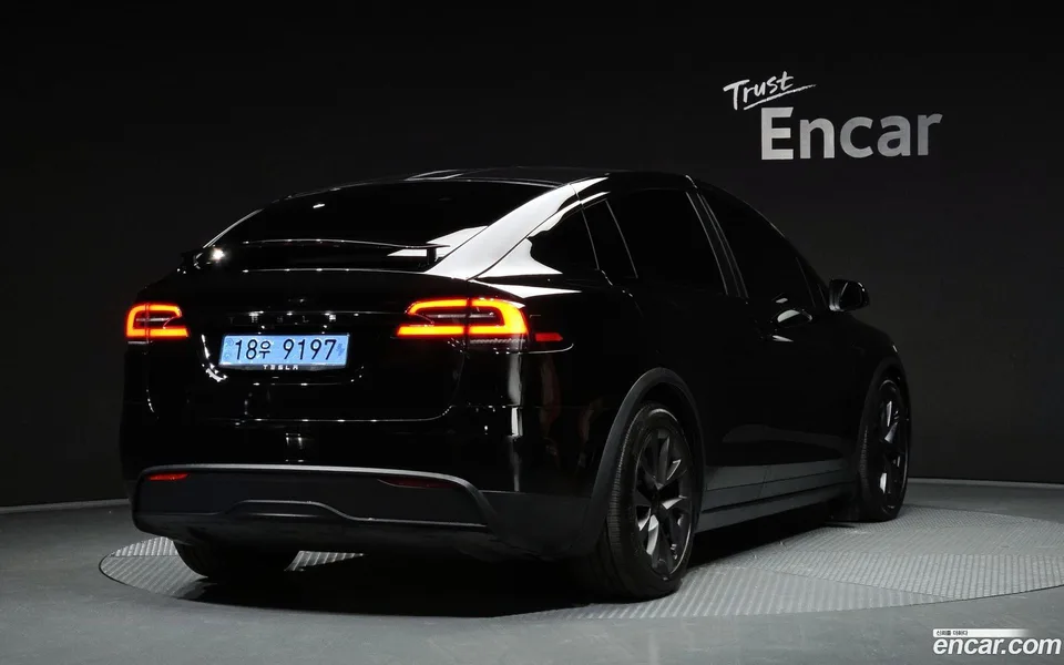 Tesla Model X 2023 — миниатюра 2