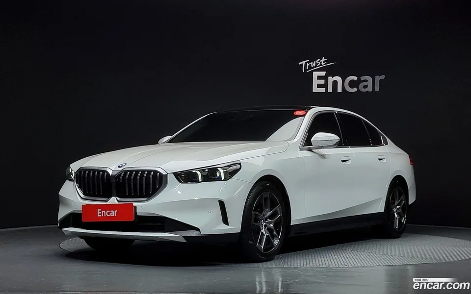 BMW 5 Series 520i 2025 — фото 1, купить с доставкой в Москву