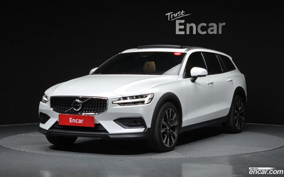 Volvo V60 Cross Country B5 AWD 2023 — фото 1, купить с доставкой в Москву