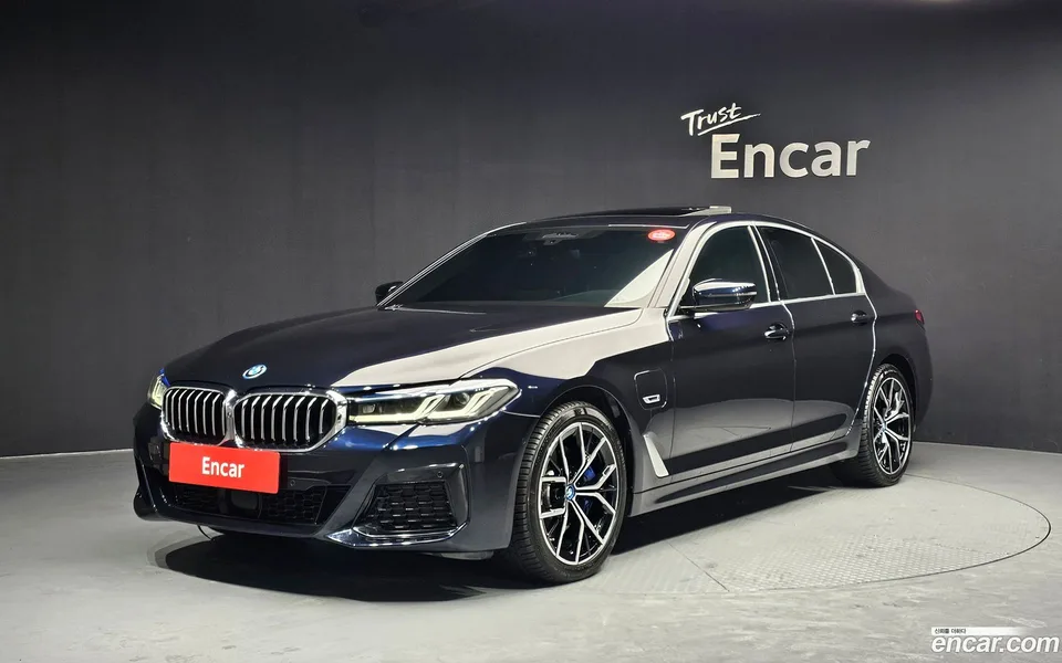 BMW 5 Series 530e M 2023 — фото 1, купить с доставкой в Москву