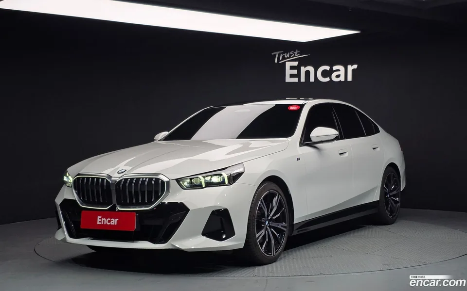 BMW 5 Series 530i xDrive M 2025 — фото 1, купить с доставкой в Москву