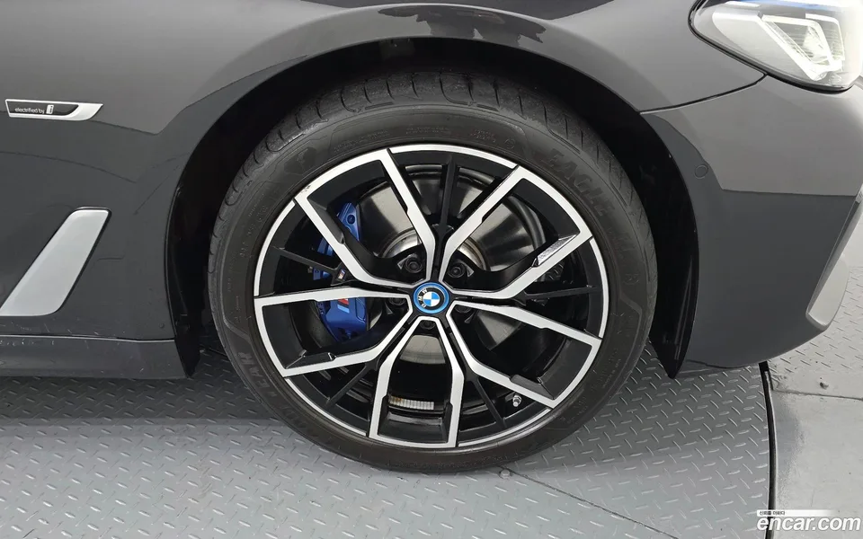 BMW 5 Series 530e M 2022 — миниатюра 2
