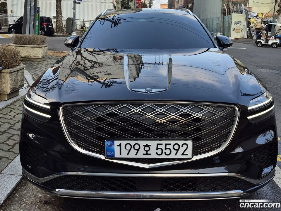 Genesis GV70 2.5T 2WD 2025 — фото 1, купить с доставкой в Москву