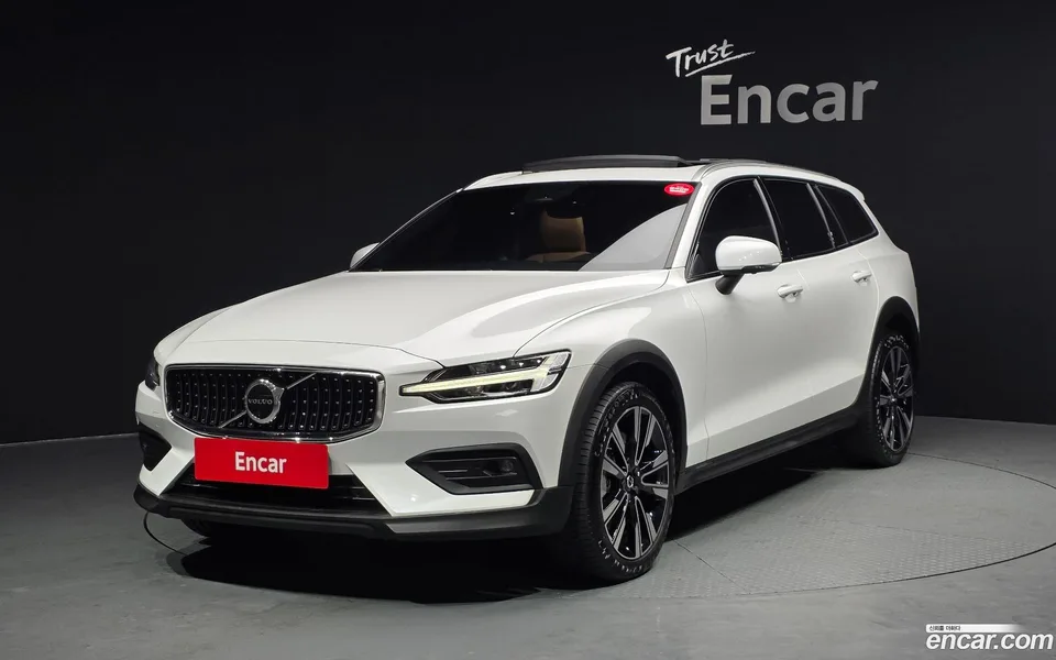 Volvo V60 Cross Country B5 AWD 2022 — фото 1, купить с доставкой в Москву