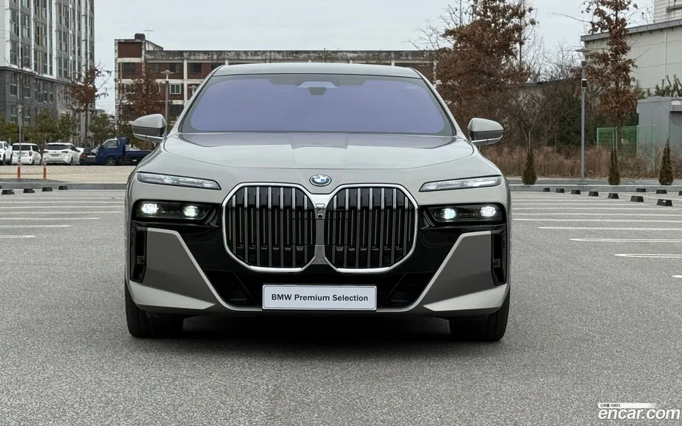 BMW 7 Series 750e xDrive M 2023 — миниатюра 3