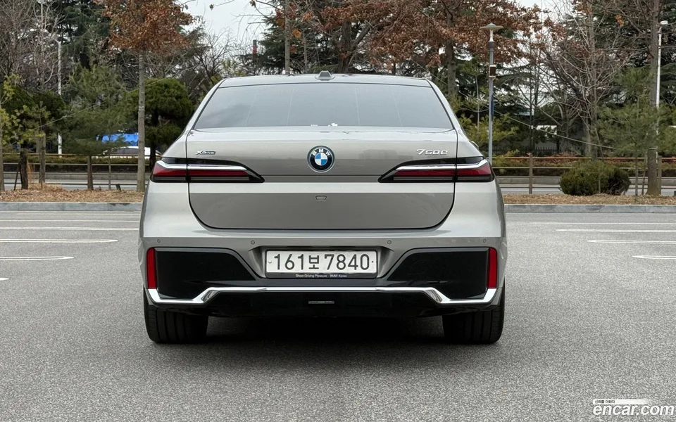 BMW 7 Series 750e xDrive M 2023 — миниатюра 4