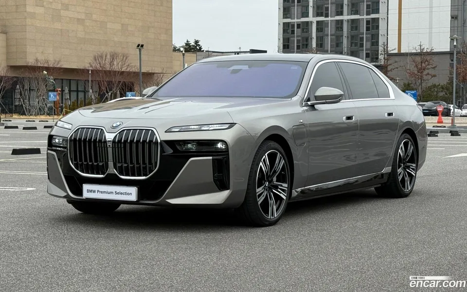 BMW 7 Series 750e xDrive M 2023 — фото 1, купить с доставкой в Москву