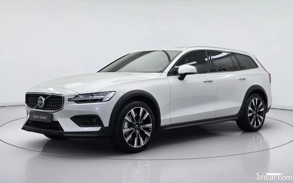 Volvo V60 Cross Country B5 AWD 2025 — фото 1, купить с доставкой в Москву