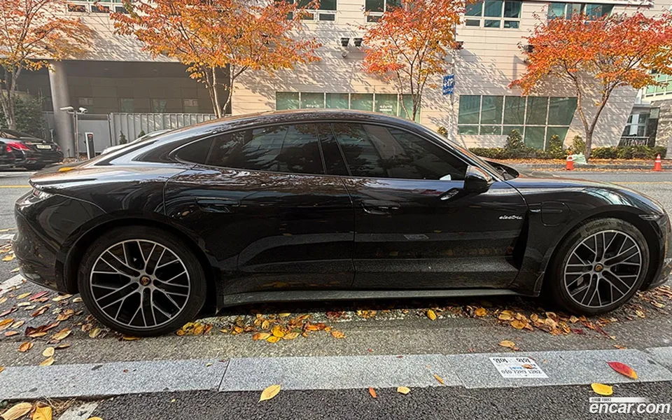 Porsche Taycan 2023 — миниатюра 3