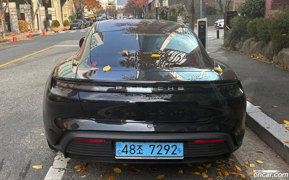 Porsche Taycan 2023 — миниатюра 4