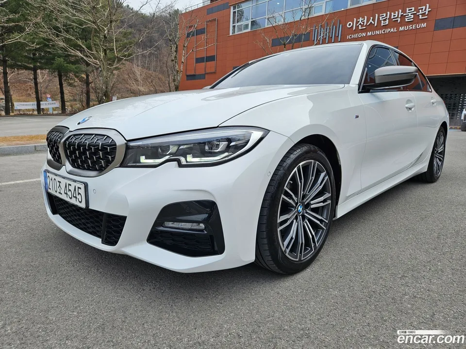 BMW 3 Series 320i M 2022 — фото 1, купить с доставкой в Москву