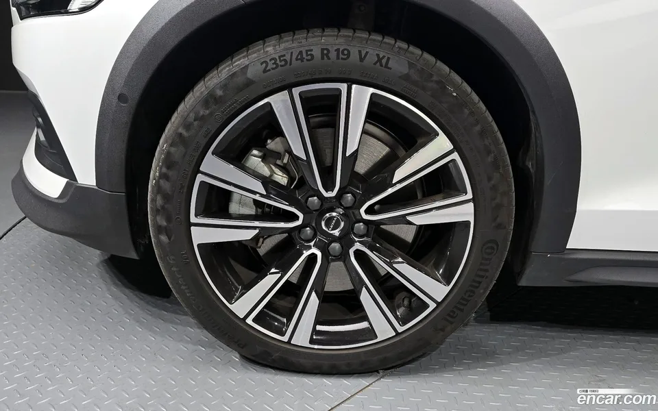 Volvo V60 Cross Country B5 AWD 2023 — миниатюра 2