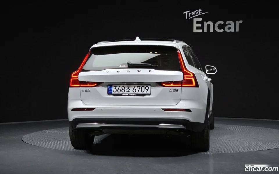 Volvo V60 Cross Country B5 AWD 2023 — миниатюра 4