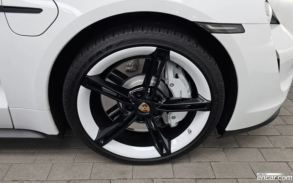 Porsche Taycan 2022 — миниатюра 5