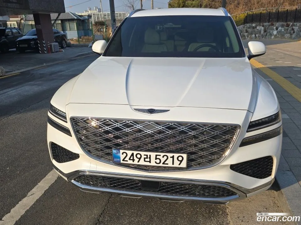 Genesis GV80 2.5T 2WD 2023 — фото 1, купить с доставкой в Москву