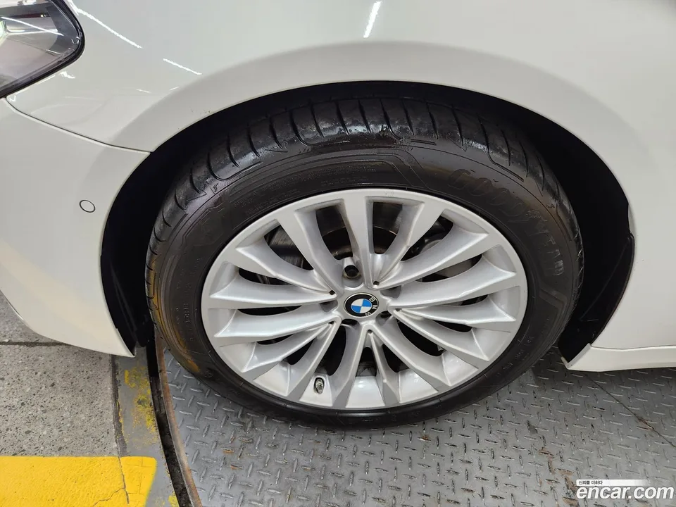 BMW 5 Series 520i 2022 — миниатюра 2