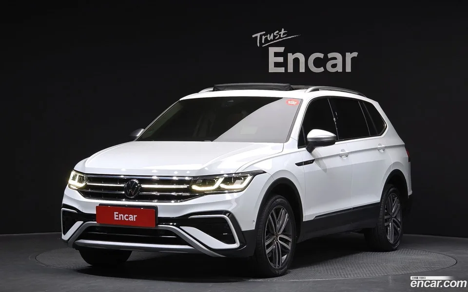 Volkswagen Tiguan Allspace 2.0 TSI 2023 — фото 1, купить с доставкой в Москву