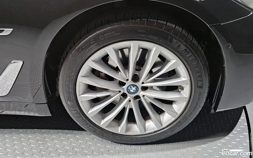 BMW 5 Series 530e 2022 — миниатюра 5