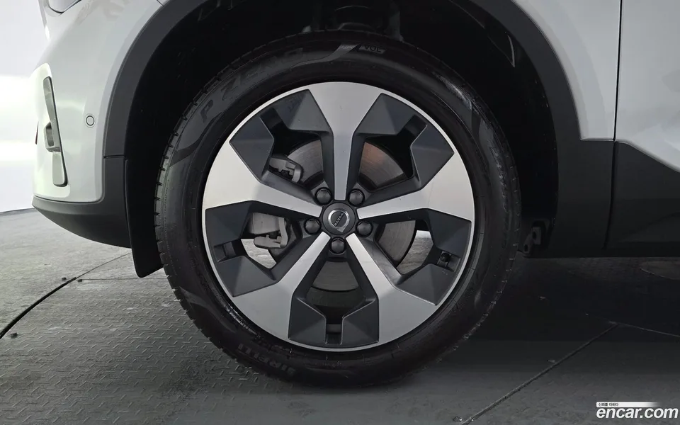 Volvo XC40 B4 2025 — миниатюра 5