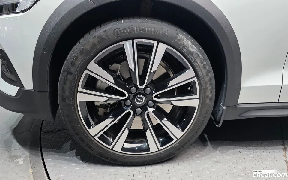 Volvo V60 Cross Country B5 AWD 2024 — миниатюра 2