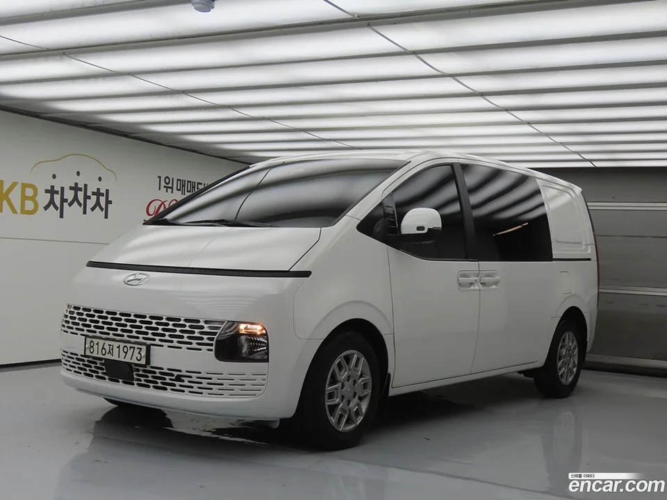 Hyundai Staria 5 2022 — фото 1, купить с доставкой в Москву