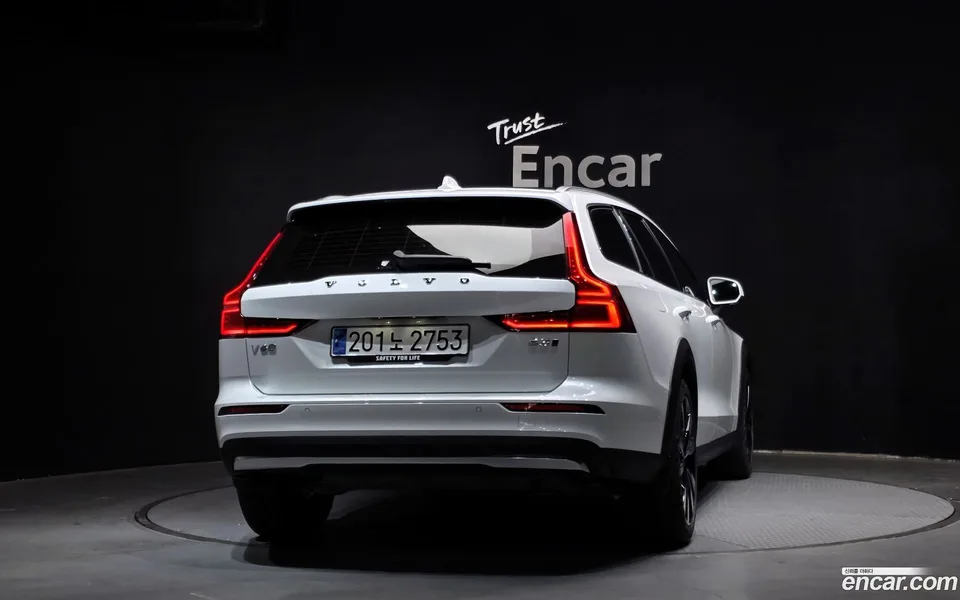 Volvo V60 Cross Country B5 AWD 2024 — миниатюра 4