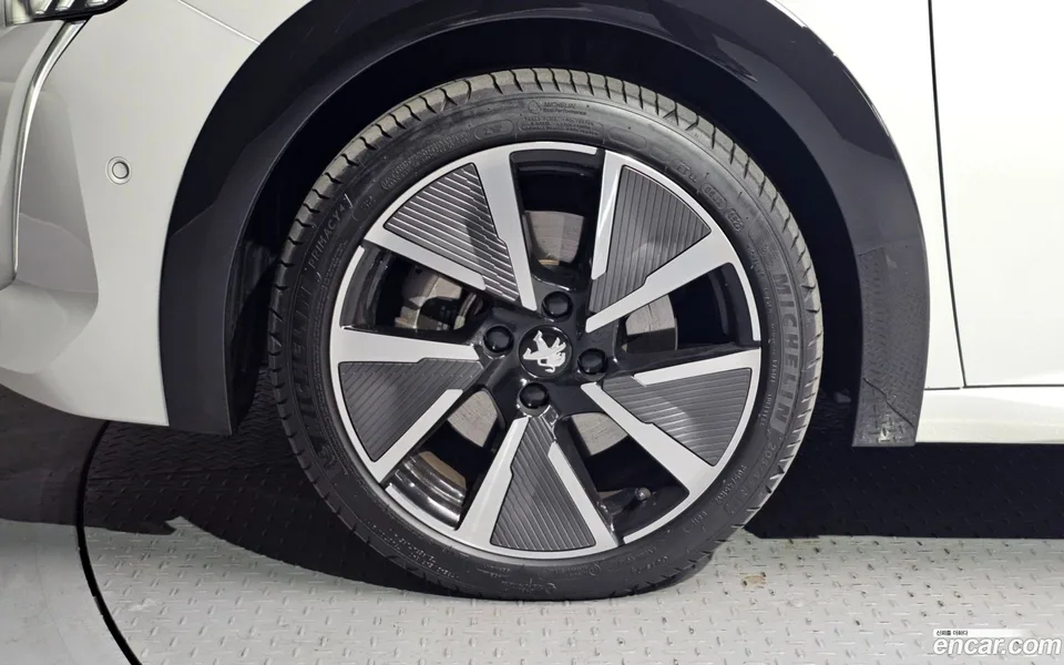 Peugeot e-208 GT 2022 — миниатюра 2