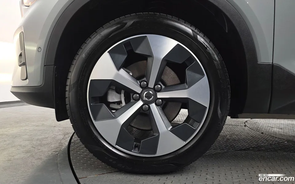Volvo XC40 B4 2024 — миниатюра 2