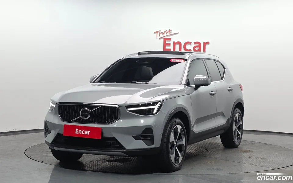 Volvo XC40 B4 2024 — фото 1, купить с доставкой в Москву