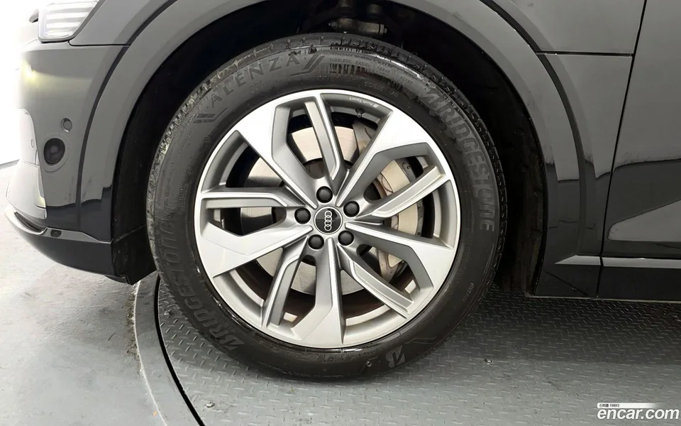Audi e-tron 55 2023 — миниатюра 2