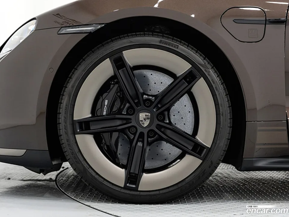 Porsche Taycan 2025 — thumbnail 2