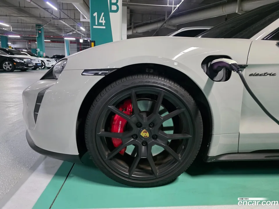 Porsche Taycan GTS 2023 — миниатюра 2