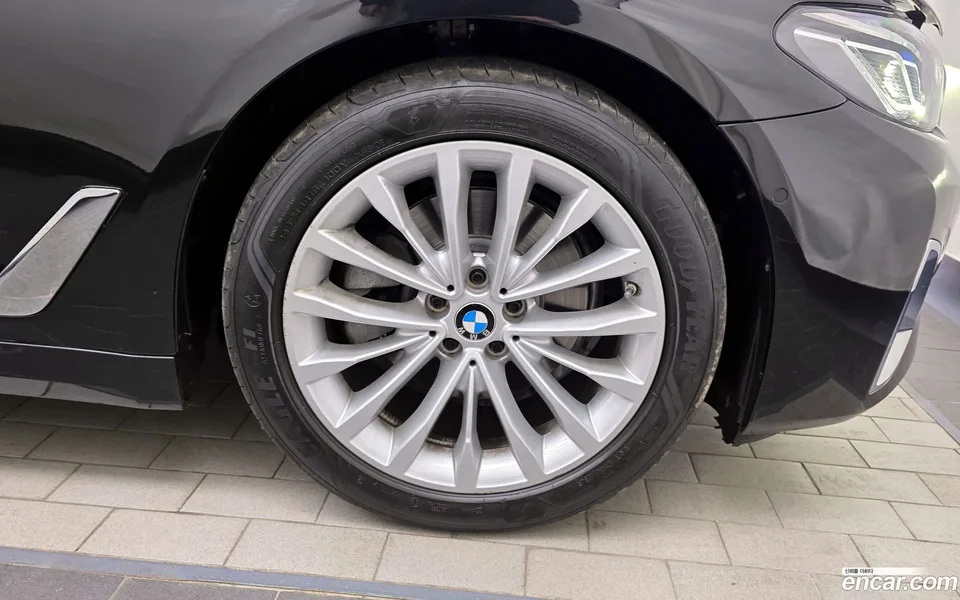 BMW 5 Series 520i 2022 — миниатюра 2