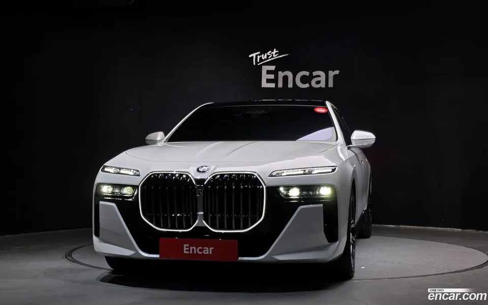 BMW 7 Series 740i xDrive M 2023 — миниатюра 3