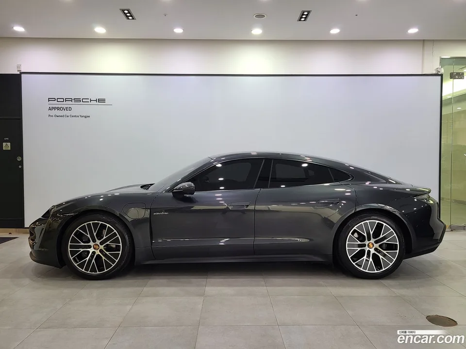 Porsche Taycan 2023 — миниатюра 2
