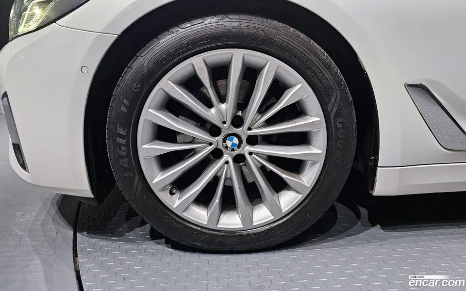 BMW 5 Series 520i 2022 — миниатюра 2