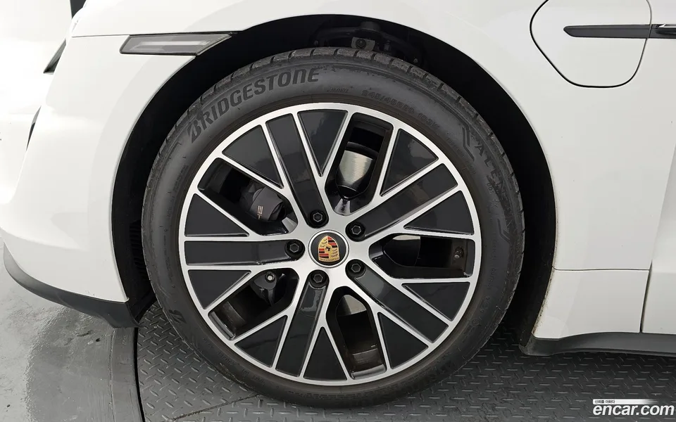Porsche Taycan 2023 — миниатюра 5